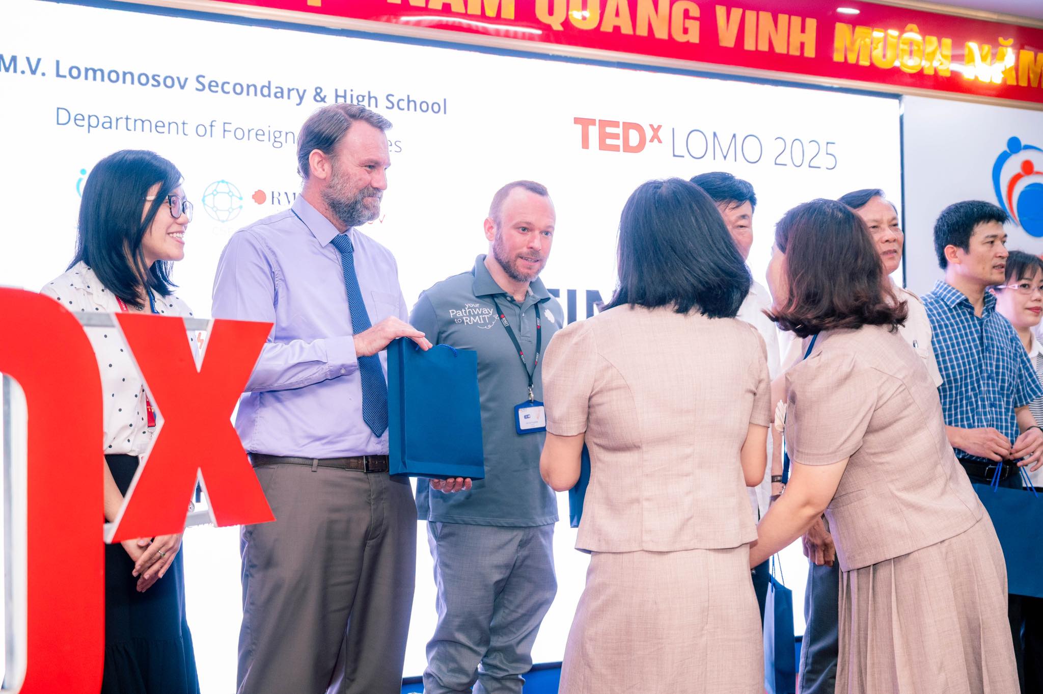 Nâng cao năng lực ngoại ngữ & nhận thức văn hoá